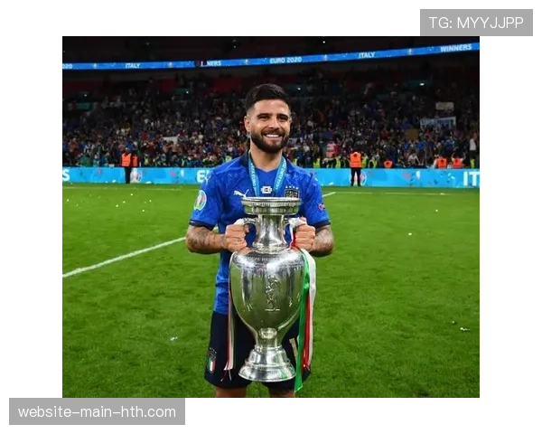 因西涅任意球击中横梁，替补席上的那不勒斯球员抱头叹息